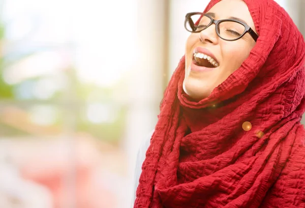 Kendinden emin ve mutlu bir büyük doğal gülümseme gülmek ile hijab giyen genç Arap kadın
