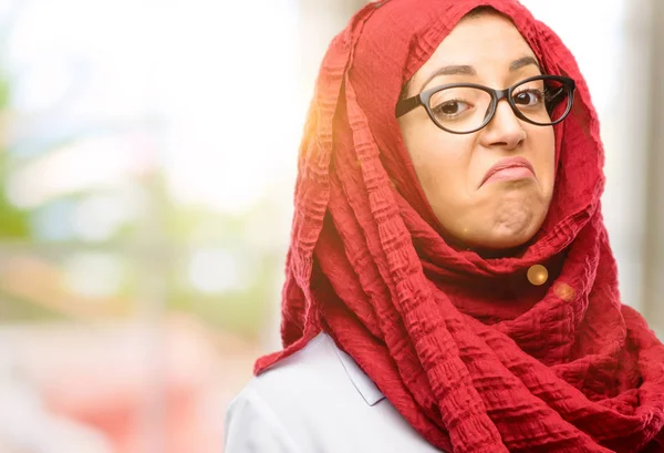 Genç Arap kadın giyiyor hijab şüpheci ve memnun geçiriyorum bakın ifade güvensizlik, şüphecilik ve şüphe