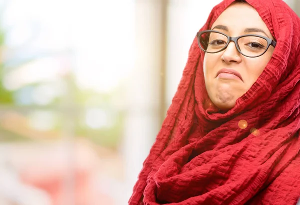 Młody Arab Kobieta Sobie Hidżab Sceptyczny Niezadowolony Wygląd Wyrażając Nieufność — Zdjęcie stockowe