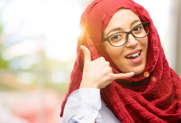 Νεαρός Αραβικά Γυναίκα Φοράει Μαντίλα Χαρούμενος Και Συγκινημένος Κάνοντας Προβολή — Φωτογραφία Αρχείου