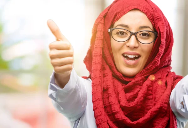 Hijab Stand Mutlu Iyi Jest Ifade Büyük Bir Gülümseme Ile — Stok fotoğraf
