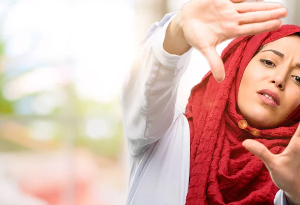 Αραβικά Γυναίκα Φορούσε Μαντίλα Αυτοπεποίθηση Και Χαρούμενοι Δείχνοντας Χέρια Για — Φωτογραφία Αρχείου
