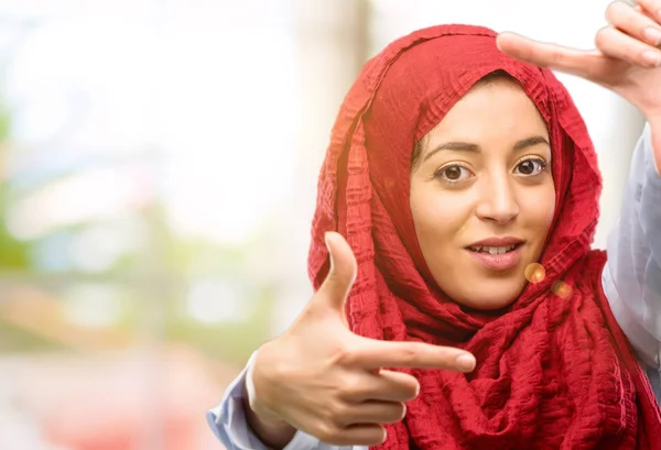 ヒジャーブ自信を持って 幸せなは カメラに手を表示 ジェスチャをフレーミングを着た若いアラブ女性 — ストック写真