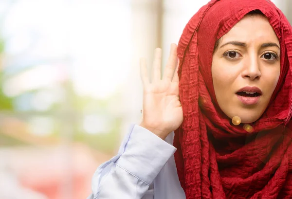 Junge Araberin Hijab Die Die Hand Ohr Hält Und Versucht — Stockfoto