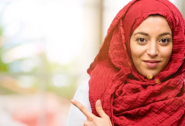 Young Arab Woman Wearing Hijab Pointing Away Side His Finger — Stock Photo, Image