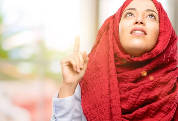 Молодая Арабская Женщина Хиджабе Счастлива Удивлена Подбадриванием Указывая Вверх — стоковое фото