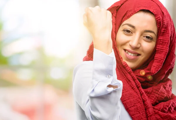 Mladá Arabská Žena Nosí Hidžáb Šťastný Nadšený Vyjádření Vítězné Gesto — Stock fotografie