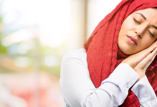 Αραβικά Γυναίκα Φορούσε Μαντίλα Κουρασμένος Και Βαριεστημένος Κουράστηκε Από Μια — Φωτογραφία Αρχείου