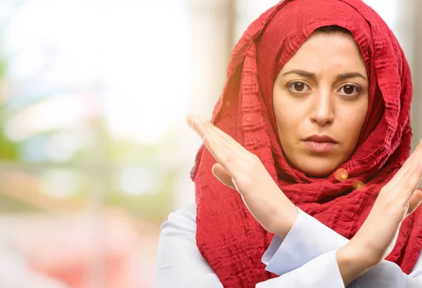 Mladá Arabská Žena Nosí Hidžáb Nervy Špatný Přístup Což Stopku — Stock fotografie