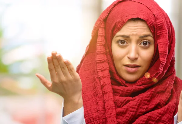 戴头巾的年轻阿拉伯妇女恼怒和愤怒表达消极情感 恼怒与某人 — 图库照片