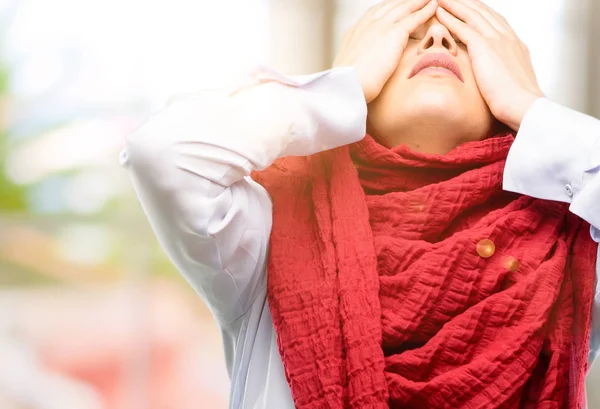 Jonge Arabische Vrouw Het Dragen Van Hijab Stressvolle Houden Handen — Stockfoto