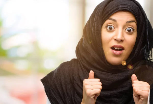 Młoda Kobieta Arabska Noszenie Hidżabu Szczęśliwy Zaskoczony Doping Wyrażając Wow — Zdjęcie stockowe