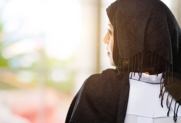 Mujer Árabe Joven Vistiendo Parte Trasera Del Hijab Vista Trasera — Foto de Stock