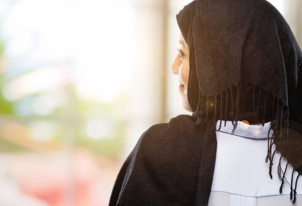 Unga Arabiska Kvinna Som Bär Hijab Baksidan Bakifrån — Stockfoto