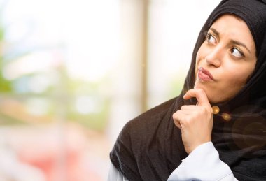 İle acımak yüz düşünceli düşünme hijab giyen genç Arap kadın
