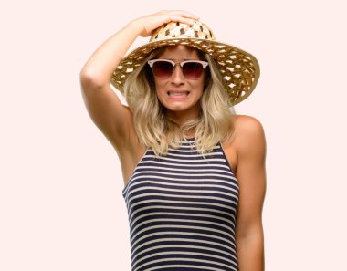 Güneş gözlüğü yaz şapka çok korkmuş ve sinir anksiyete ve panik jest, bunalmış ifade kullanan genç kadın