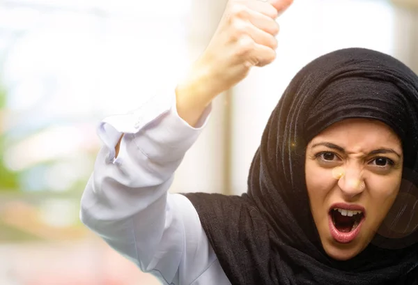 Wanita Arab Muda Yang Mengenakan Hijab Kesal Dan Marah Mengekspresikan — Stok Foto
