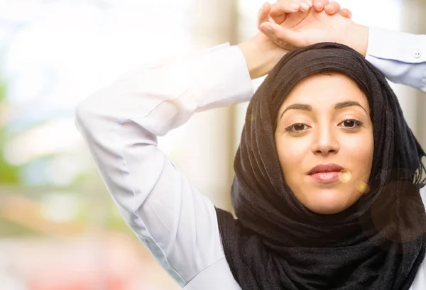 Unga Arabiska Kvinnan Bära Hijab Självsäker Och Glad Med Ett — Stockfoto