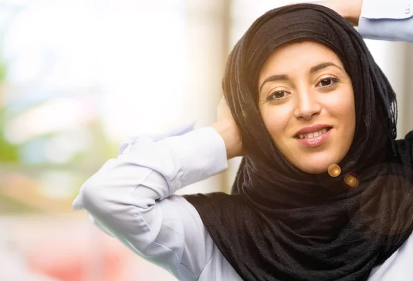 Kendinden Emin Mutlu Bir Büyük Doğal Gülümseme Gülmek Ile Hijab — Stok fotoğraf