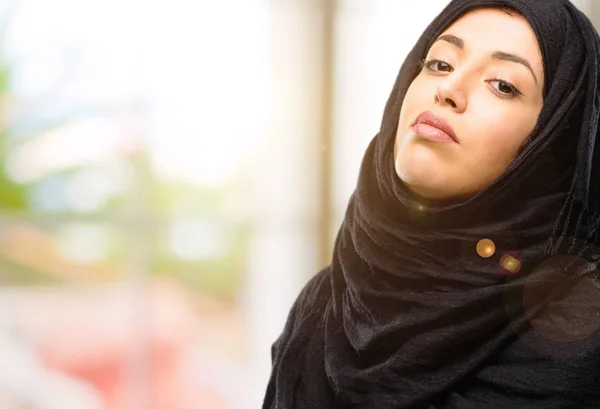 Jovem Árabe Mulher Vestindo Hijab Com Expressão Sonolenta Sendo Sobrecarregado — Fotografia de Stock