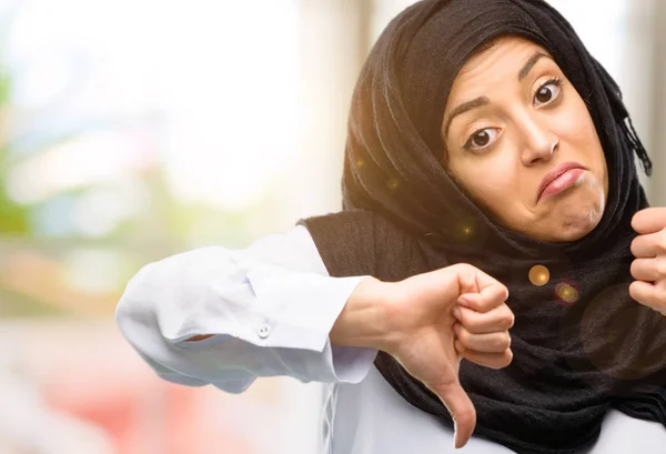 Young Arab Woman Wearing Hijab Confused Thumbs Trying Take Decision — Stock Photo, Image