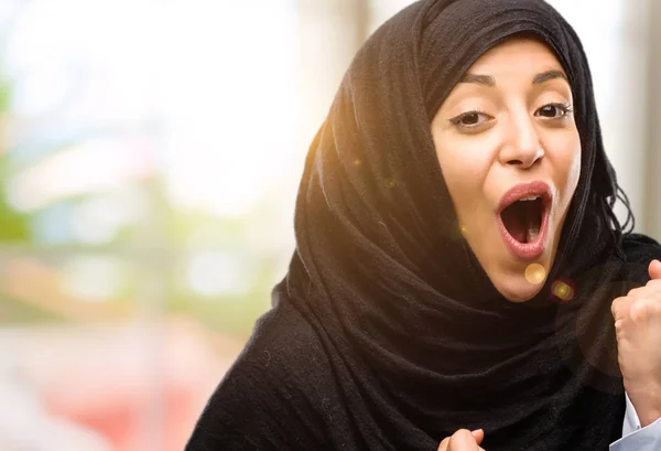 Młoda Kobieta Arabska Noszenie Hidżabu Szczęśliwy Podekscytowany Świętuje Zwycięstwo Wyrażając — Zdjęcie stockowe