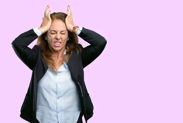 Mujer Negocios Mediana Edad Aterrorizada Nerviosa Expresando Ansiedad Pánico Gesto — Foto de Stock