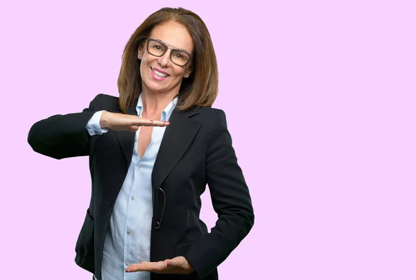 Middle Age Business Woman Holding Something Size Concept — Stock Photo, Image