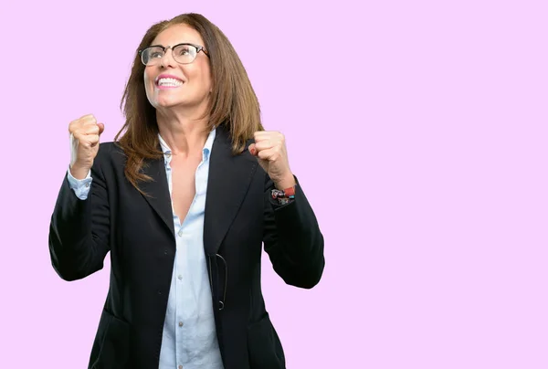 Mulher Negócios Meia Idade Feliz Animado Celebrando Vitória Expressando Grande — Fotografia de Stock