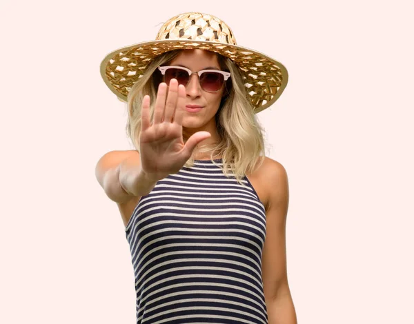 Hayır, güvenlik, savunma veya kısıtlama, belki iterek ifade yaz şapka güneş gözlüğü kullanan genç kadın kötü tutum dur işareti el ile yapma ile rahatsız
