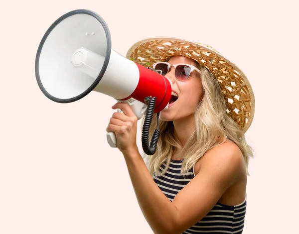 Genç Kadın Yaz Şapka Güneş Gözlüğü Kullanarak Yüksek Sesle Bir — Stok fotoğraf