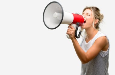 Genç güzel kadın-yüksek sesle bir megafon tutan bağırarak ifade başarı ve pozitif kavram, pazarlama ve satış için fikir iletişim kurar