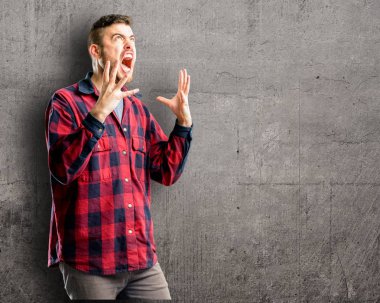 Genç yakışıklı adam çok korkmuş ve sinir anksiyete ve panik jest, bunalmış ifade