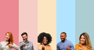 Jest kamera, gibi ifade ve onay için serin grup insanlar, kadın ve genel olarak gösterilen gülümseyen adam Yaşasın