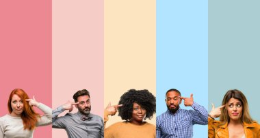 Serin grup insanlar, kadın ve adam intihar jest, her şeyi yorgun yapma mutsuz. Sürgünler silah, taklit el ile üzgün