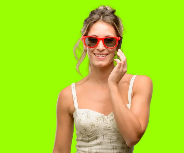 Joven Hermosa Mujer Con Gafas Sol Rojas Feliz Hablando Con —  Fotos de Stock