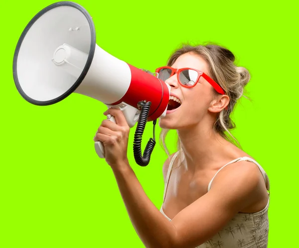 Junge Schöne Frau Mit Roter Sonnenbrille Kommuniziert Laut Schreiend Mit — Stockfoto