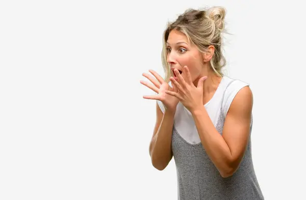 Jovem Bela Mulher Estressante Mantendo Mãos Cabeça Aterrorizada Pânico Gritando — Fotografia de Stock