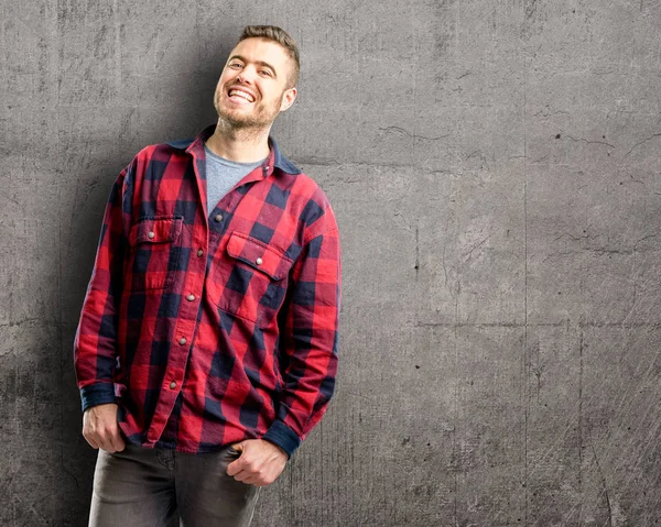 Joven Hombre Guapo Seguro Feliz Con Una Gran Sonrisa Natural — Foto de Stock