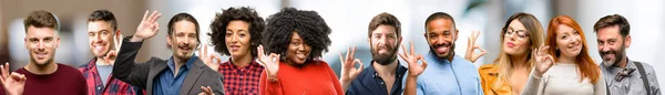 Groep Mensen Doen Teken Met Hand Goedkeuren Gebaar — Stockfoto