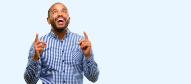 Afro-Amerikan adamla sakal mutlu ve mavi arka plan üzerinde izole yukarıyı tezahürat