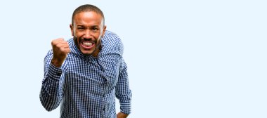 Sakallı Afrikalı-Amerikalı adam rahatsız ve kızgın negatif duygu ifade, ile mavi arka plan üzerinde izole kimse rahatsız