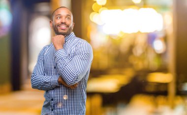 Düşünce ve ifade yukarı seyir sakallı Afrikalı-Amerikalı adam şüphe ve geceleri merak ediyorum