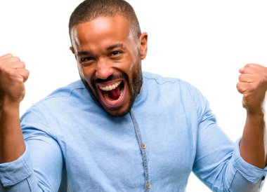 Mutlu ve heyecanlı kazanan jest ifade sakallı Afrikalı-Amerikalı adam. Beyaz arka plan üzerinde izole başarılı ve kutluyor zafer, muzaffer