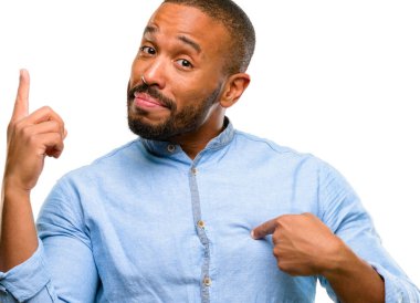 Sakallı mutlu Afrika kökenli Amerikalı adam ve sürpriz tezahürat ifade wow yukarı dönük beyaz arka plan üzerinde izole jest