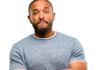 Sakal gergin ve korkmuş ısırma dudaklı kamera sabırsız ifade, dalgın bakıyor Afrika kökenli Amerikalı adam beyaz arka plan üzerinde izole