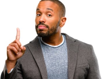 Parmak, beyaz arka plan üzerinde izole bir numara yükselterek sakallı Afrikalı-Amerikalı adam