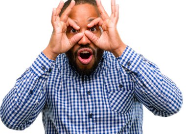 Afrika kökenli Amerikalı adam sakallı parmakları Tamam jest olarak kameradan bakıyorsun. Beyaz arka plan üzerinde izole dürbün taklit