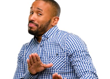 Hayır, güvenlik, savunma veya kısıtlama, belki de ifade Afrikalı-Amerikalı adam sakallı kötü tutum dur işareti el ile yapma ile rahatsız beyaz arka plan üzerinde izole iterek