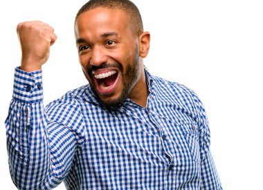 Mutlu ve heyecanlı kazanan jest ifade sakallı Afrikalı-Amerikalı adam. Beyaz arka plan üzerinde izole başarılı ve kutluyor zafer, muzaffer